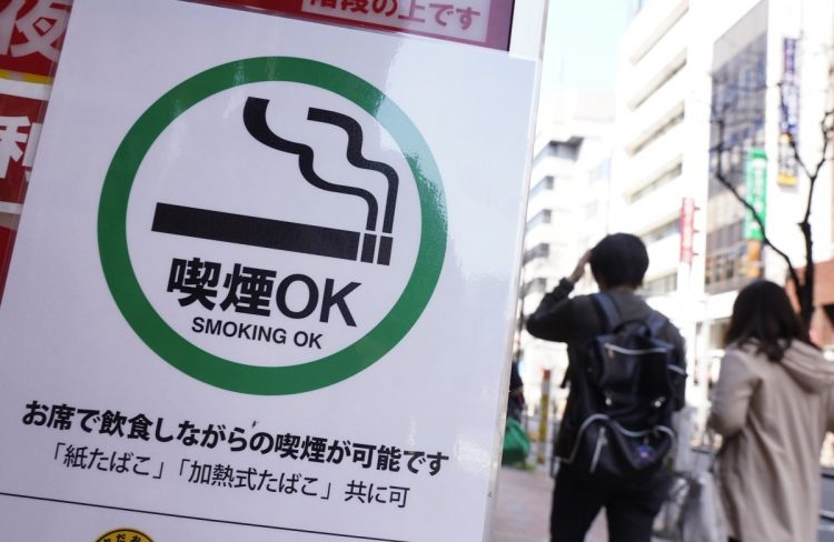「喫煙OK」と書かれた飲食店の看板（イメージ、時事通信フォト）