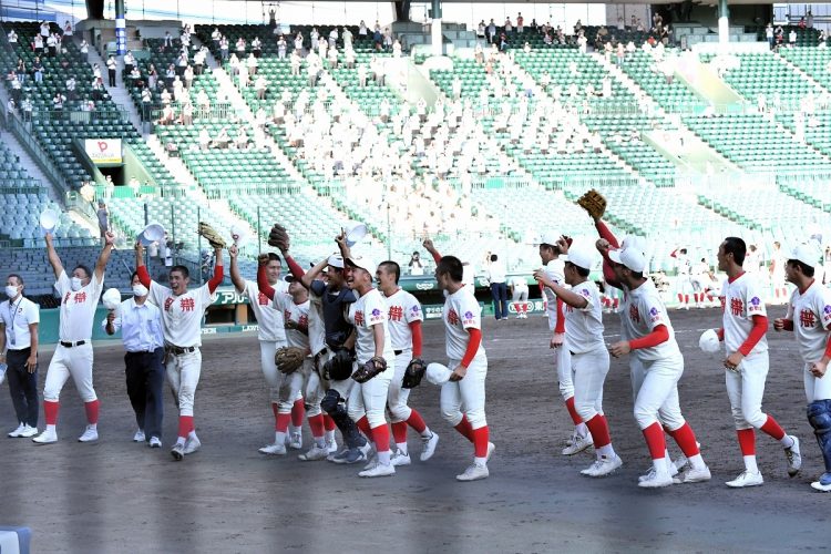 甲子園の決勝は智弁和歌山と智弁学園の熱戦だった（撮影／杉原照夫）