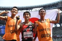 陸上男子5000m（T11）で銀メダルを獲得した唐澤剣也選手とガイドランナーの2人（時事通信フォト）