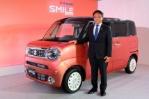 スズキ「ワゴンRスマイル」と開発を担当した高橋正志氏(商品企画本部チーフエンジニア)