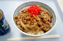 吉野家のテイクアウト牛丼 自己流アレンジでビールに合う最強つまみに!