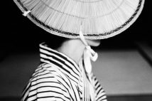 母、ボウイ…一瞬から始まる永遠の物語 鋤田正義さん集大成の写真集&個展