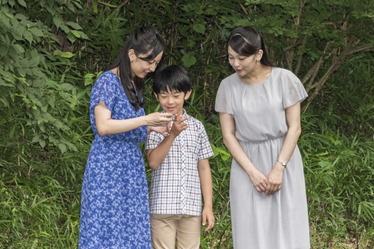 11才のお誕生日に眞子さま佳子さまと(写真/宮内庁提供)
