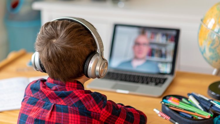 家計に余裕があればオンラインで学ぶ環境も整えられる（イメージ、時事通信フォト）