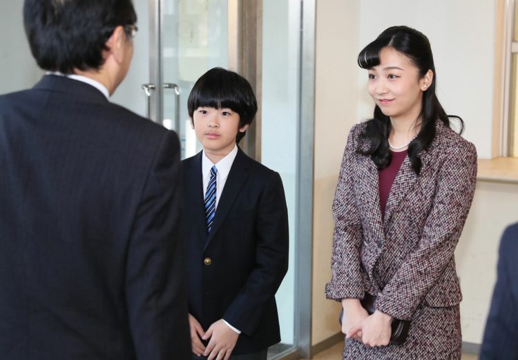 初めて佳子さまとご公務に(時事通信フォト)