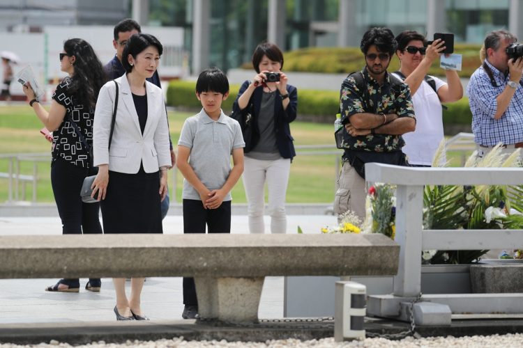 平和記念公園にて(時事通信フォト)
