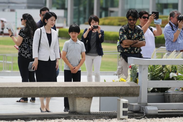 平和記念公園にて（時事通信フォト）