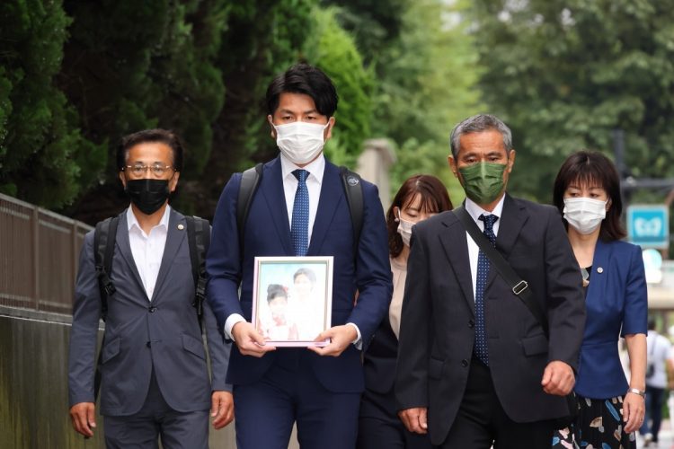 東京地裁へ入る松永拓也さん