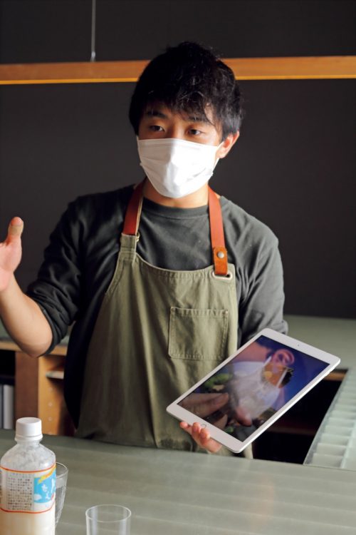 「ANTCICADA」では本や写真、実物を見せながらの昆虫の生態や調理法の説明も(撮影/矢野宗利)