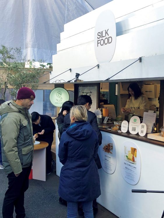 昨年、都内で開いた期間限定の実験店舗「シルクフードラボ」ではカイコを使ったハンバーガーなどを提供（「エリー」。写真提供／同社）
