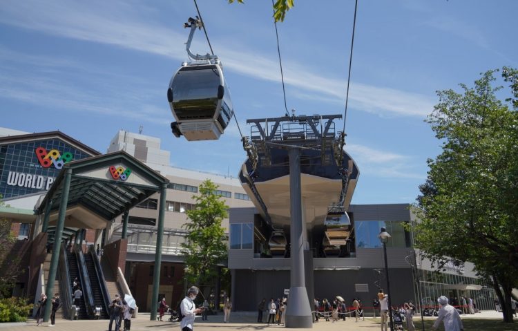 みなとみらい地区で開業した都市型ロープウエー「ＹＯＫＯＨＡＭＡ　ＡＩＲ　ＣＡＢＩＮ（ヨコハマ・エア・キャビン）」（時事通信フォト）