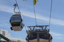 みなとみらい地区で開業した都市型ロープウエー「YOKOHAMA AIR CABIN(ヨコハマ・エア・キャビン)」(時事通信フォト)