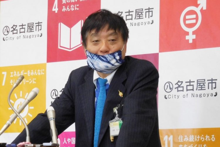 河村たかし名古屋市長は布マスクを着用することが多い。写真は有松・鳴海絞のマスク（時事通信フォト）