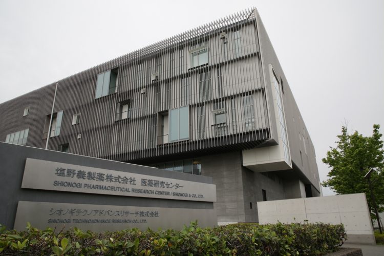来年3月までに国内外でコロナ治療薬1000万人分の供給体制を整える方針を明らかにした塩野義製薬(時事通信フォト)