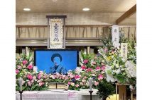 葬儀場には安倍前首相から贈られた供花も（写真提供／河村建夫事務所）