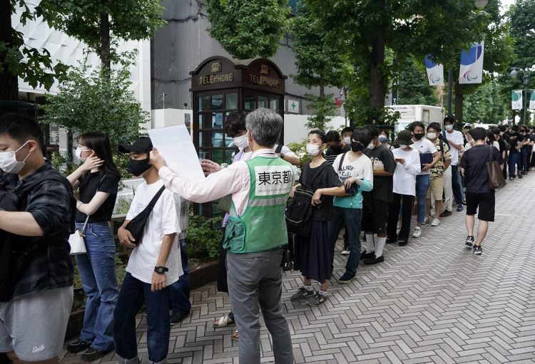 8月29日、東京・渋谷の若者向けワクチン接種のために並ぶ人たち（イメージ、時事通信フォト）