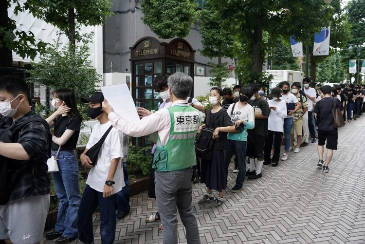 8月29日、東京・渋谷の若者向けワクチン接種のために並ぶ人たち(EPA=時事)