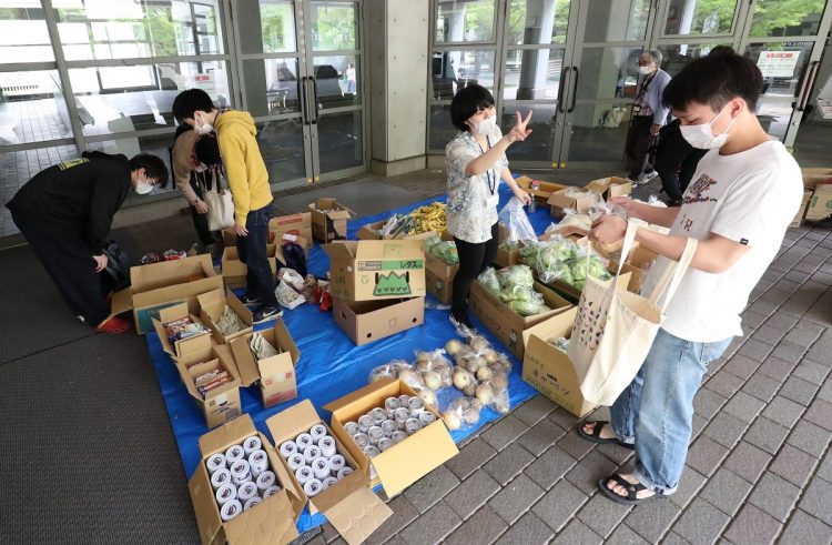 2020年の緊急事態宣言のときは、アルバイトを失い困窮する大学生たちへの生活支援が話題になった(イメージ、時事通信フォト)