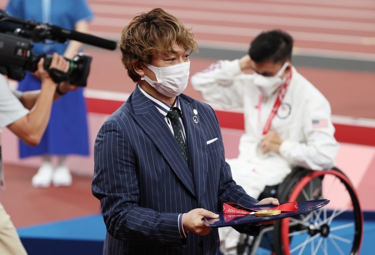 陸上男子400メートル(車いすT52)の表彰式に出席した香取。(写真/時事)
