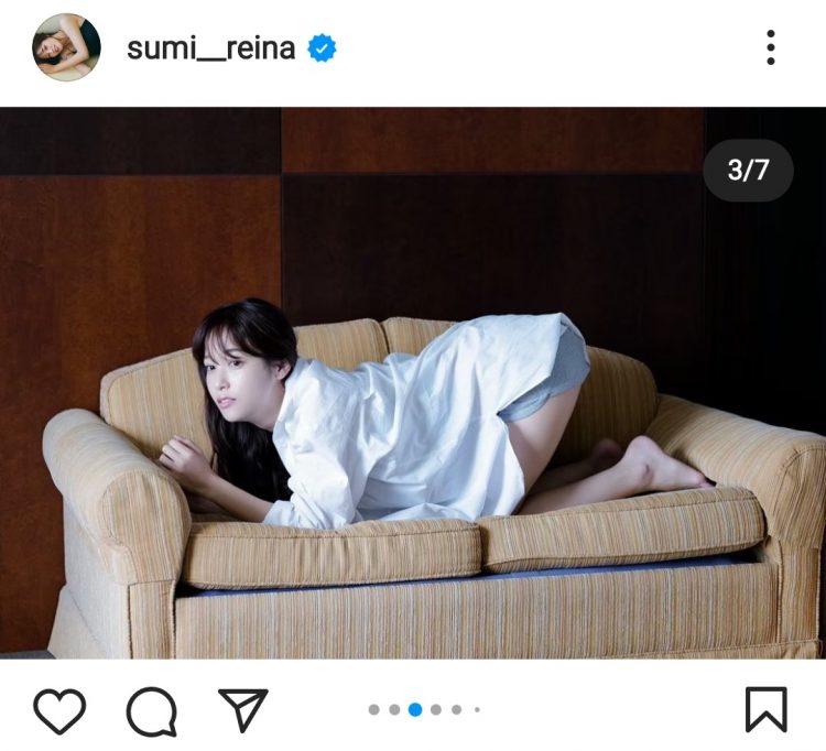 肢体を美しくくねらせる鷲見玲奈（Instagramより）