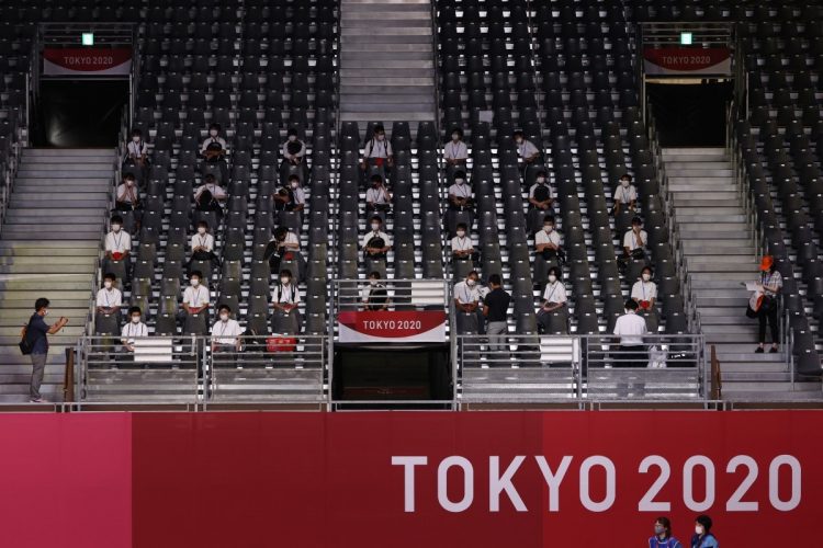 東京パラリンピック、シッティングバレーボールを観戦する生徒ら（イメージ、時事通信フォト）