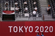 東京パラリンピック、シッティングバレーボールを観戦する生徒ら（イメージ、時事通信フォト）