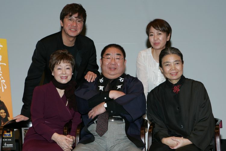 2006年、「寺内貫太郎一家」DVD発売記念イベント試写会にて。左上から時計回りに、西城秀樹さん、浅田、樹木さん、小林亜聖さん、加藤治子さん