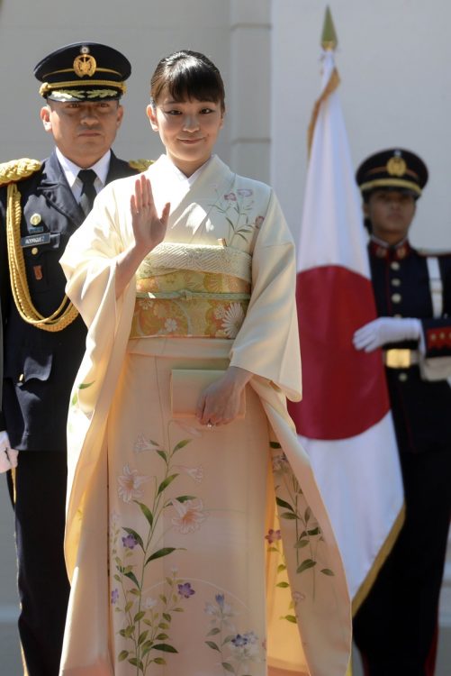 初の単独海外公務にも（時事通信フォト）