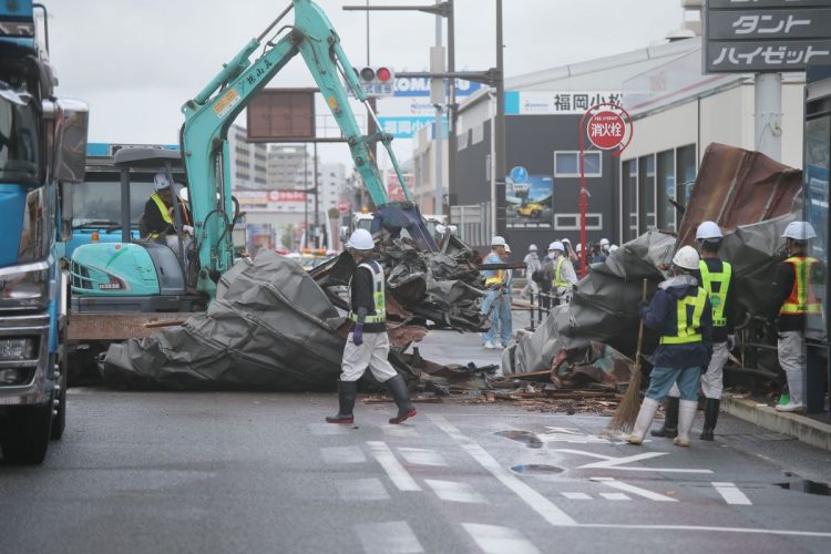 2020年9月に発生した台風10号の強風で、工場の屋根が飛ばされる被害も(福岡/時事通信フォト)