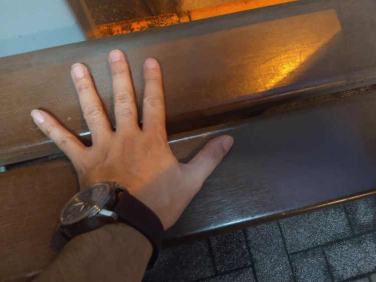 バス停のベンチは驚くほど幅が狭く、ゆっくり座ることができなかった