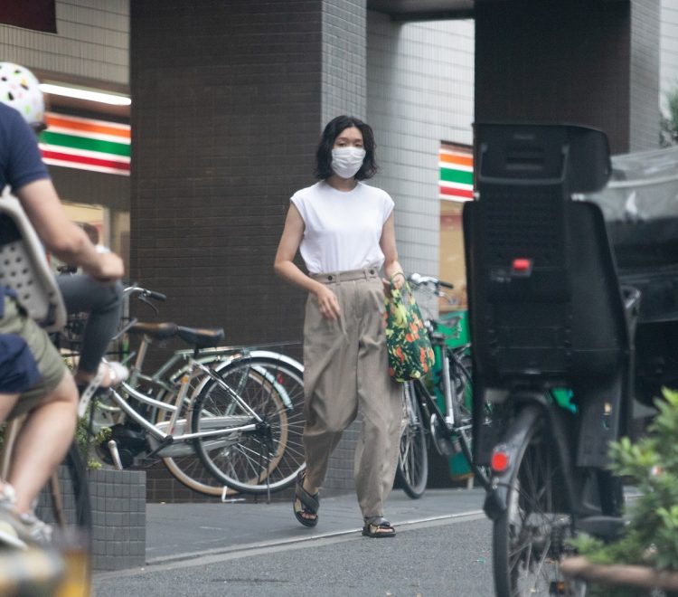 白く大胆で涼し気なカットソー