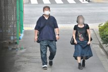 デニム姿で歩く
