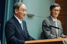 会見する菅首相と尾身茂・政府分科会会長(時事通信フォト)