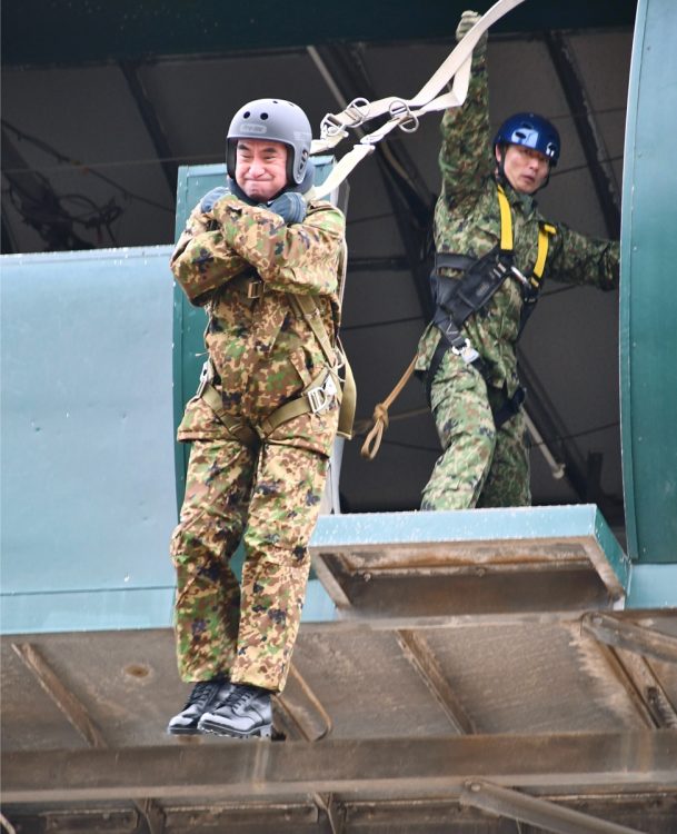 写真は防衛大臣時代の昨年1月、自衛隊の訓練に参加したときのもの(時事通信フォト)