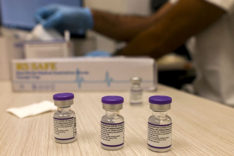 イスラエルでは、ファイザー製のワクチンを3回接種（写真／アフロ）
