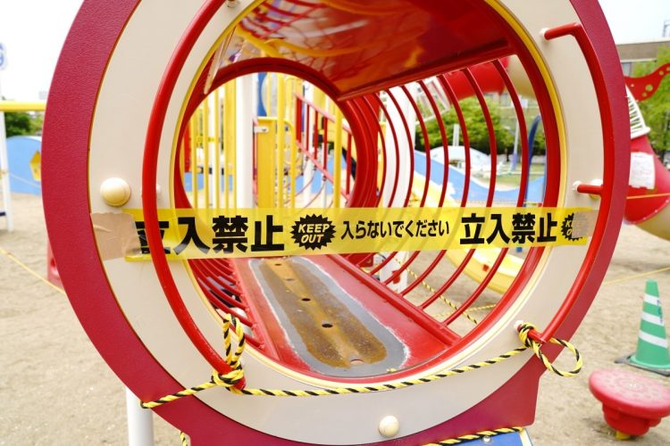 2020年5月には、新型コロナウイルスの感染拡大を防ぐため公園の大型遊具の使用が禁止されていた(時事通信フォト)