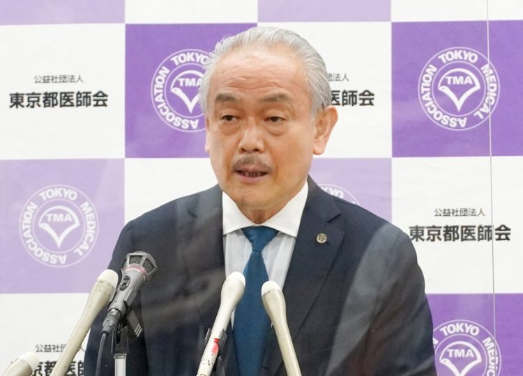 東京都医師会の尾崎治夫会長（時事通信フォト）