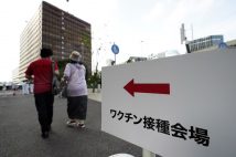 ワクチン2回接種は全人口の半数超だが、64歳以下は29.5%にとどまっている(イメージ、時事通信フォト)