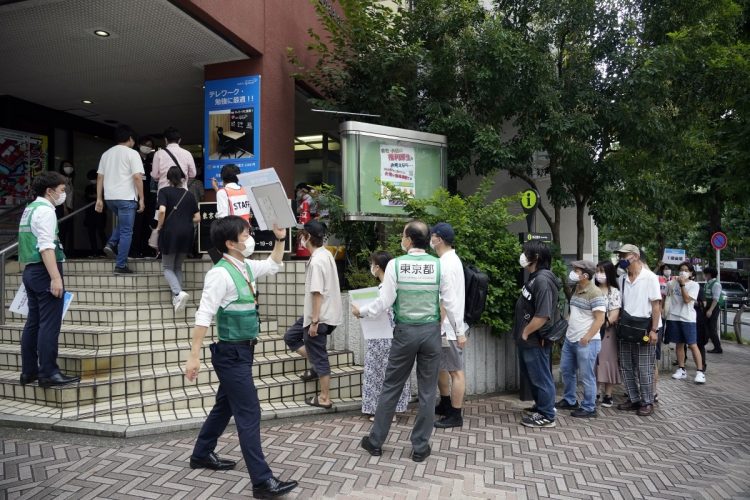 8月末、渋谷に開設された若者向けコロナワクチン接種会場には多くの人がつめかけた（EPA＝時事）