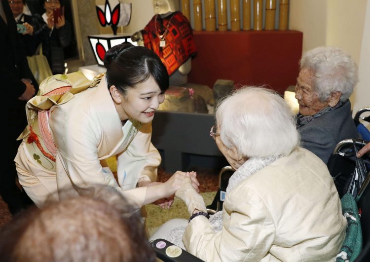 海外の公務も多かった（写真はペルーでの公務の様子。写真／共同通信社）