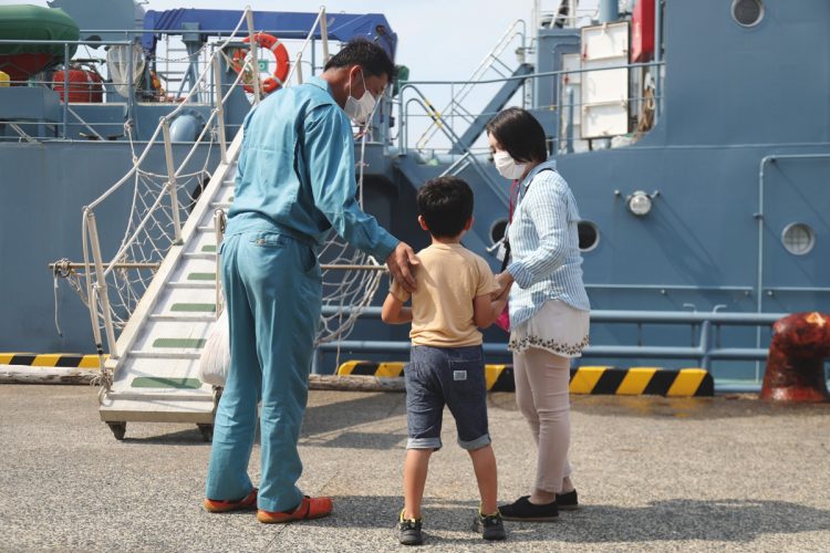 6月10日午前、山口県の下関港を出港する第三勇新丸を見送りにきた乗組員の家族。航海は、11月末まで5か月以上も続く（撮影／松隈直樹）