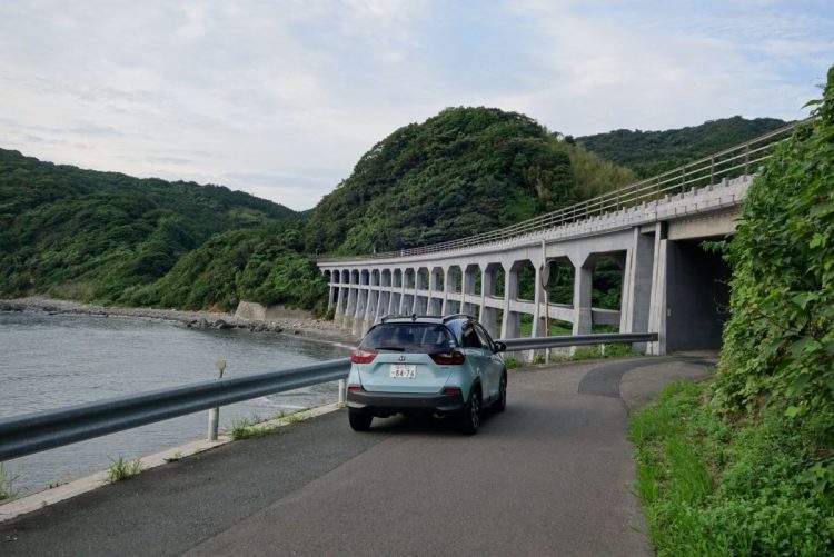 走り方による燃費の変動は少ない（山陰線の橋梁をバックに）