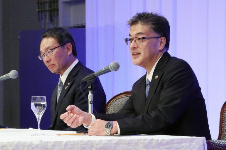 今年6月にパナソニック社長に就任した楠見雄規氏（右）と津賀一宏会長（時事通信フォト）