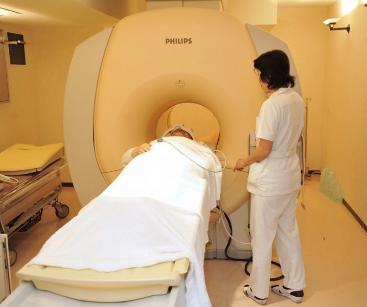健康診断で頭部MRIまで行うことは滅多にない（イメージ、時事通信フォト）