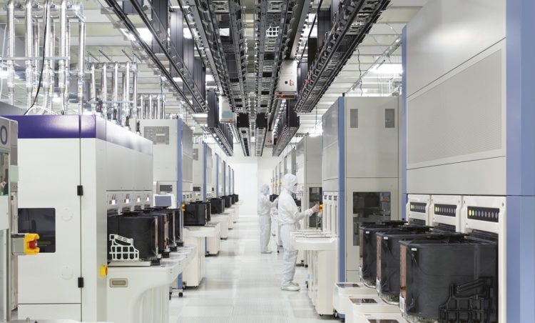 半導体国内最大手企業のひとつ、キオクシアの工場内。厳重に外気を遮断したクリーンルームで行なわれる半導体製造「前工程」の「エッチング（食刻）」作業