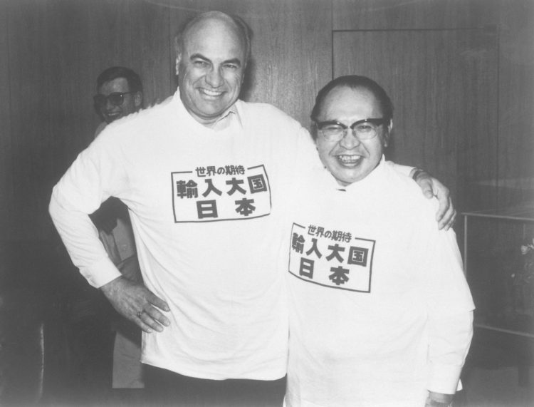 1986年、日米半導体交渉に臨む渡辺美智雄通産大臣（右）とヤイター米通商代表。交渉では日本市場の外国製品シェア拡大が盛り込まれた。2人が着ているTシャツは米国製（時事通信フォト）