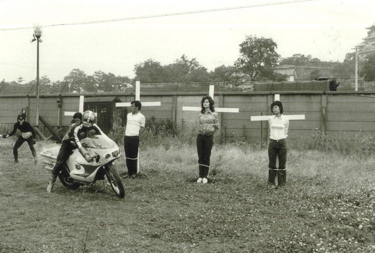 人質になることも（写真／本人提供）