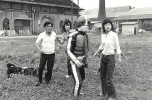 仮面ライダーで「マリ」を演じた山本リンダ（左から2番目／写真は本人提供）