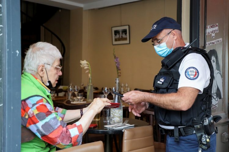 フランスでは飲食店でワクチンパスポートの提示を求められる可能性も（写真＝ロイター／AFLO）