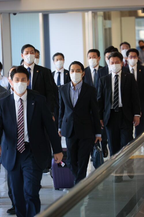 空港では厳重な警備が敷かれていた